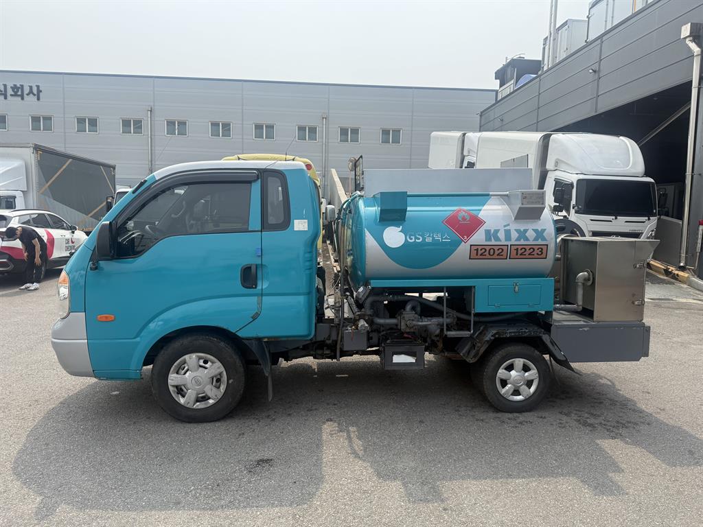 Small Truck Rori (an oil tank/Moving Gas/Home) - Vista 4