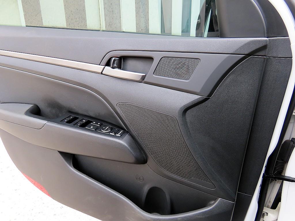 HYUNDAI Avante - Vista 11