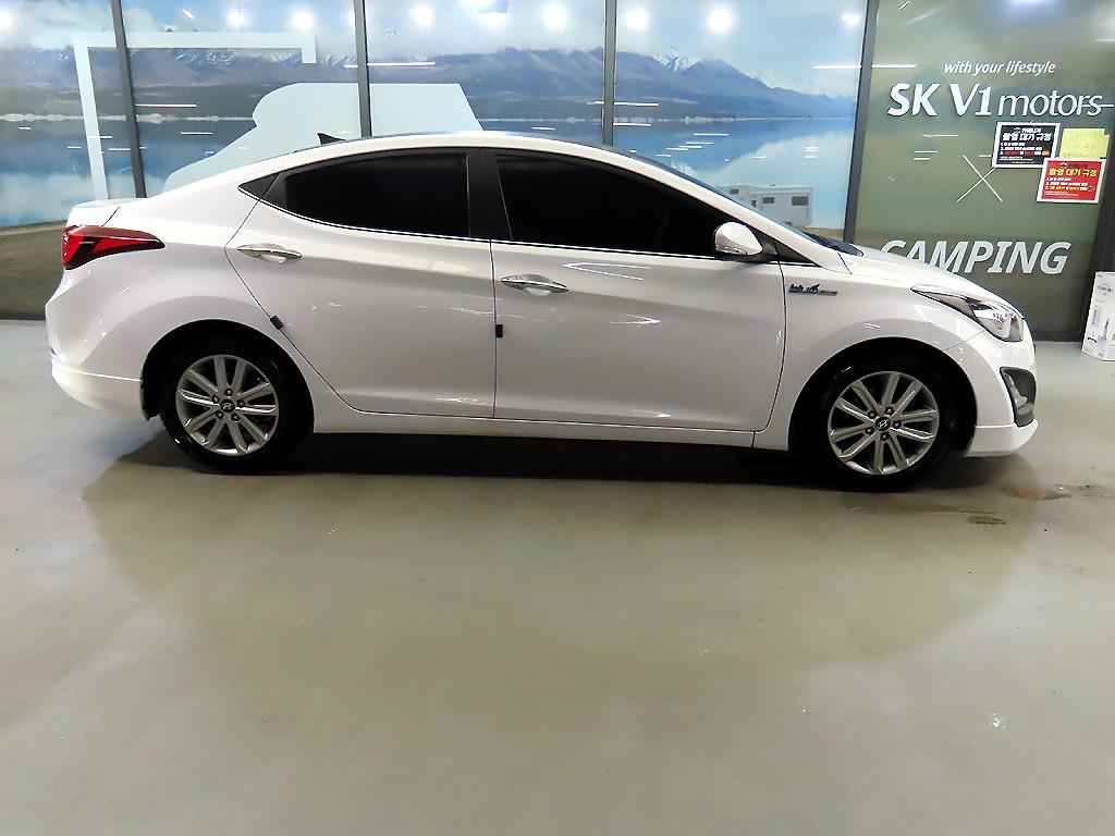 HYUNDAI Avante - Vista 3
