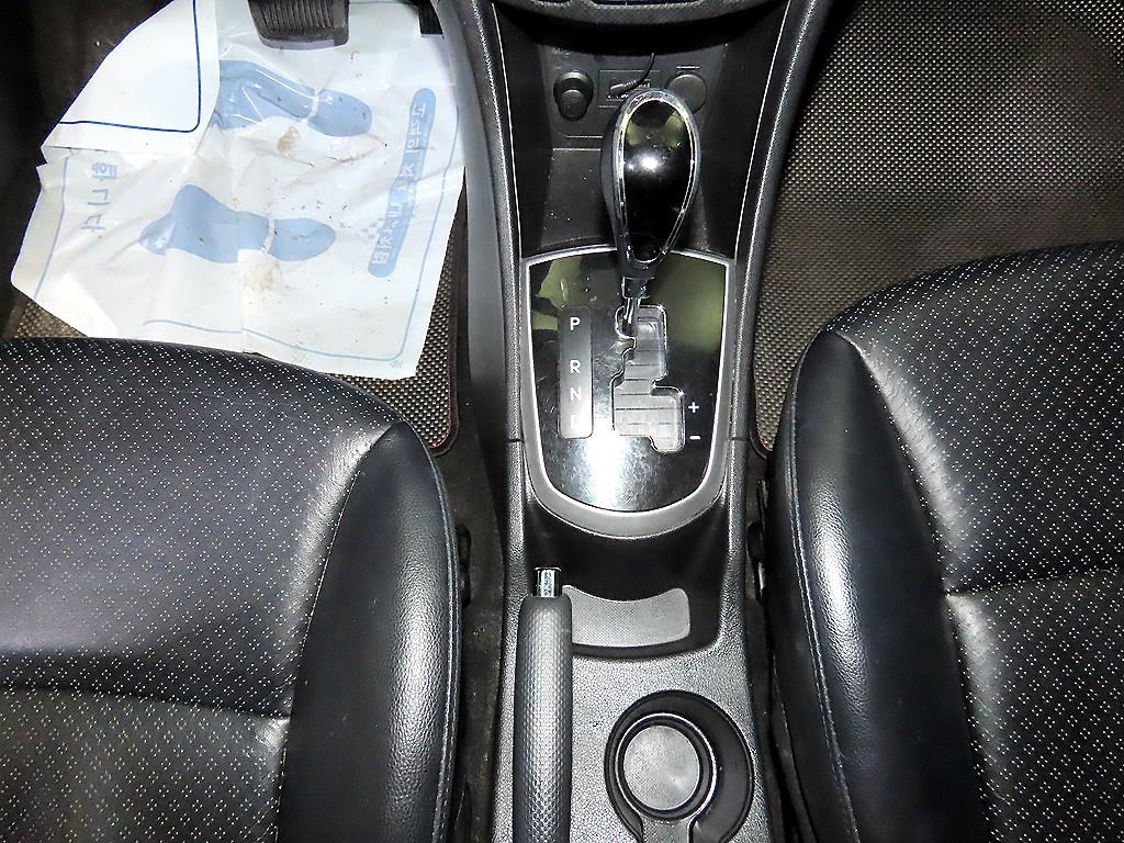 HYUNDAI Accent - Vista 12