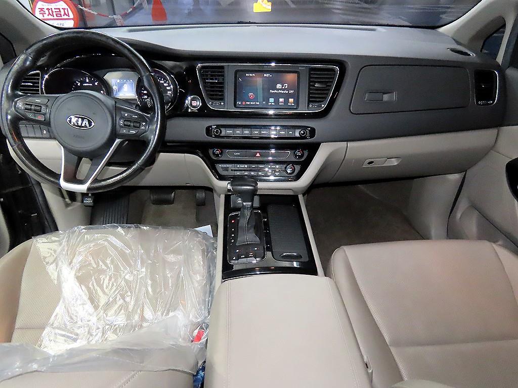 KIA Carnival - Vista 10
