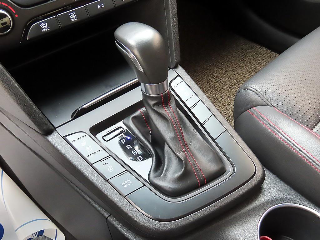 HYUNDAI Avante - Vista 10