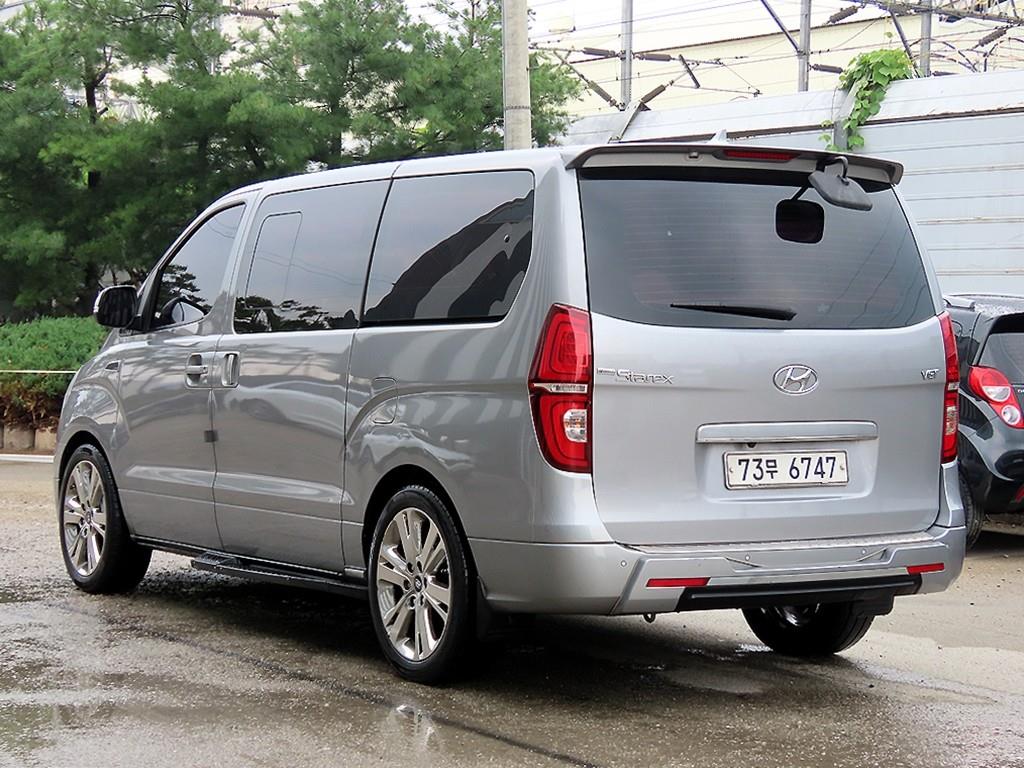 HYUNDAI Starex - Vista 3