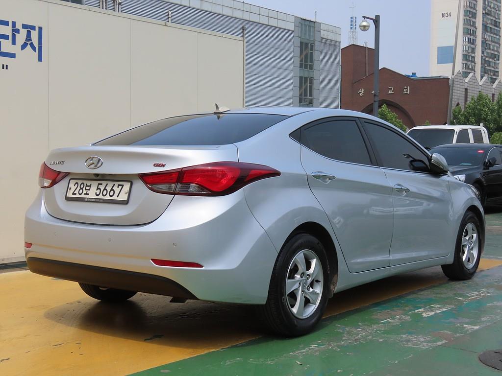 HYUNDAI Avante - Vista 3