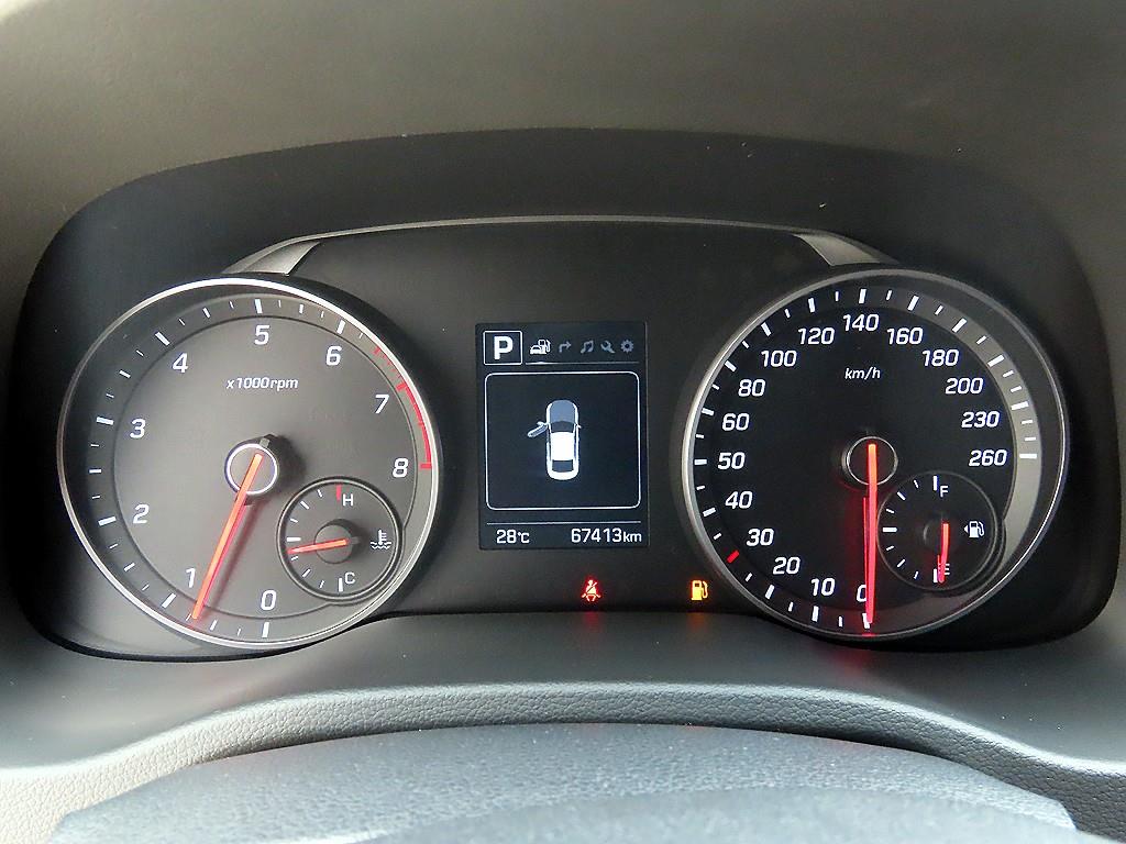 HYUNDAI Avante - Vista 9