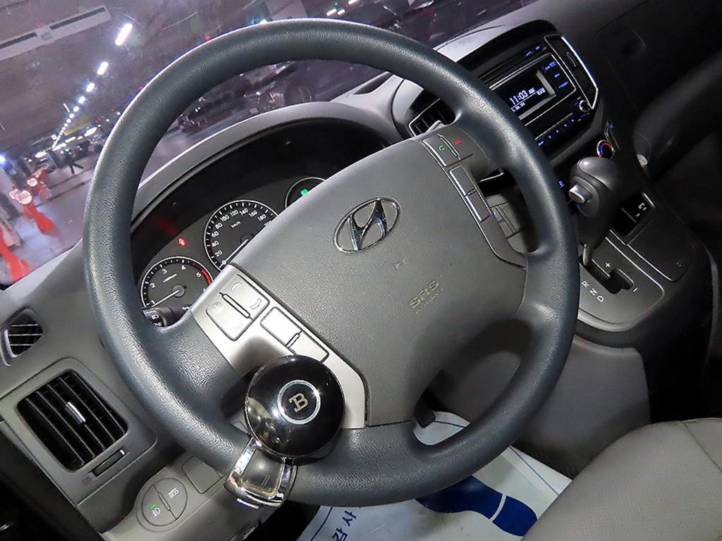 HYUNDAI Starex - Vista 8