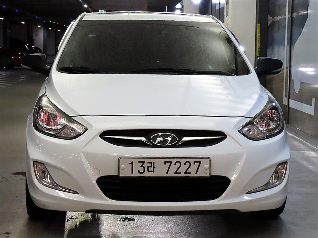 HYUNDAI Accent - Vista 2