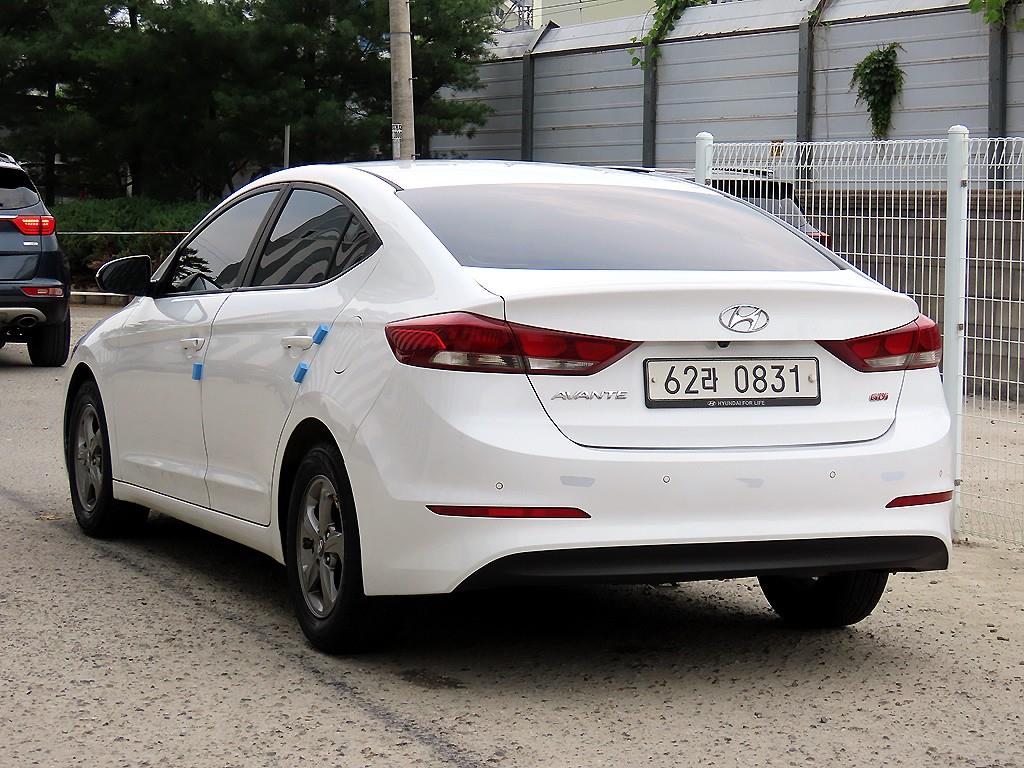 HYUNDAI Avante - Vista 3