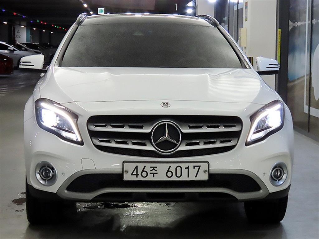 Mercedes Benz GLA Class - Vista 2