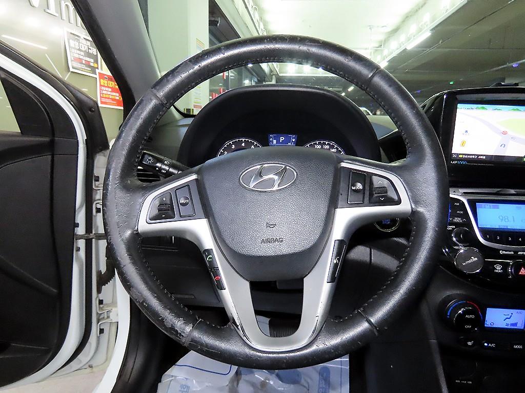 HYUNDAI Accent - Vista 8