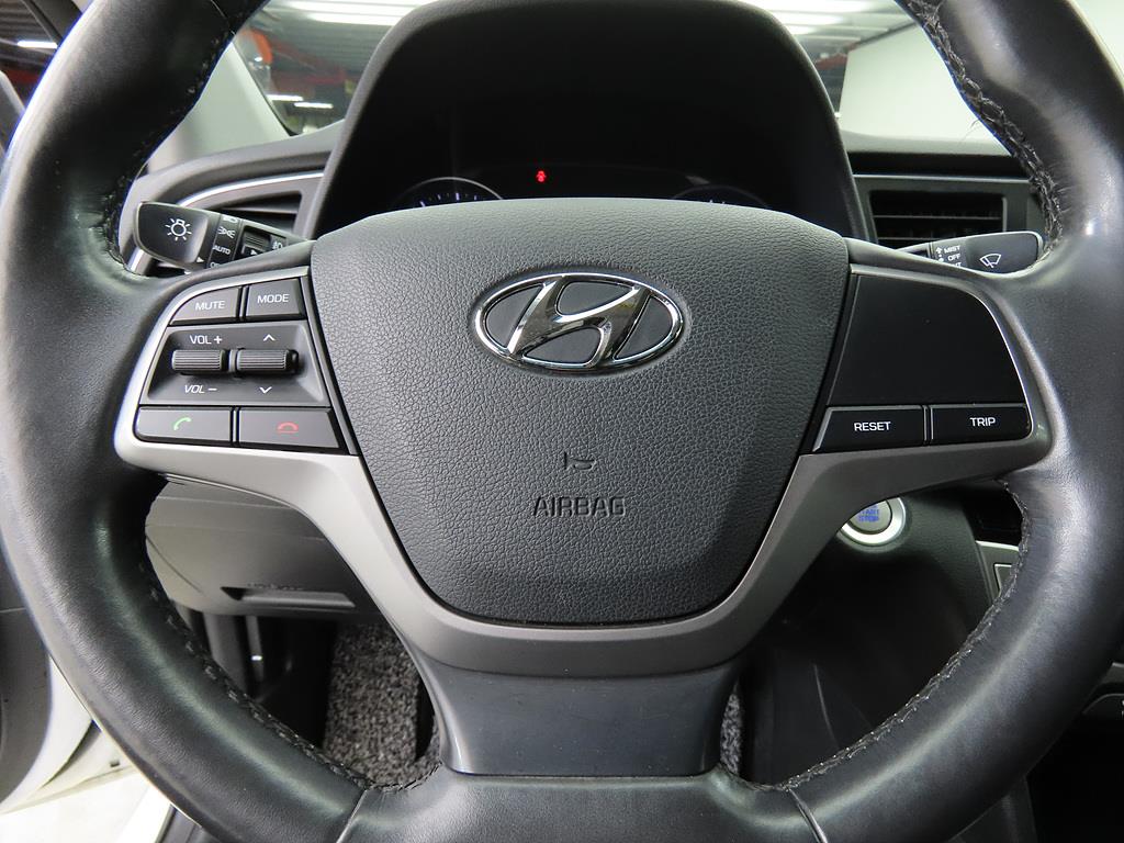 HYUNDAI Avante - Vista 12