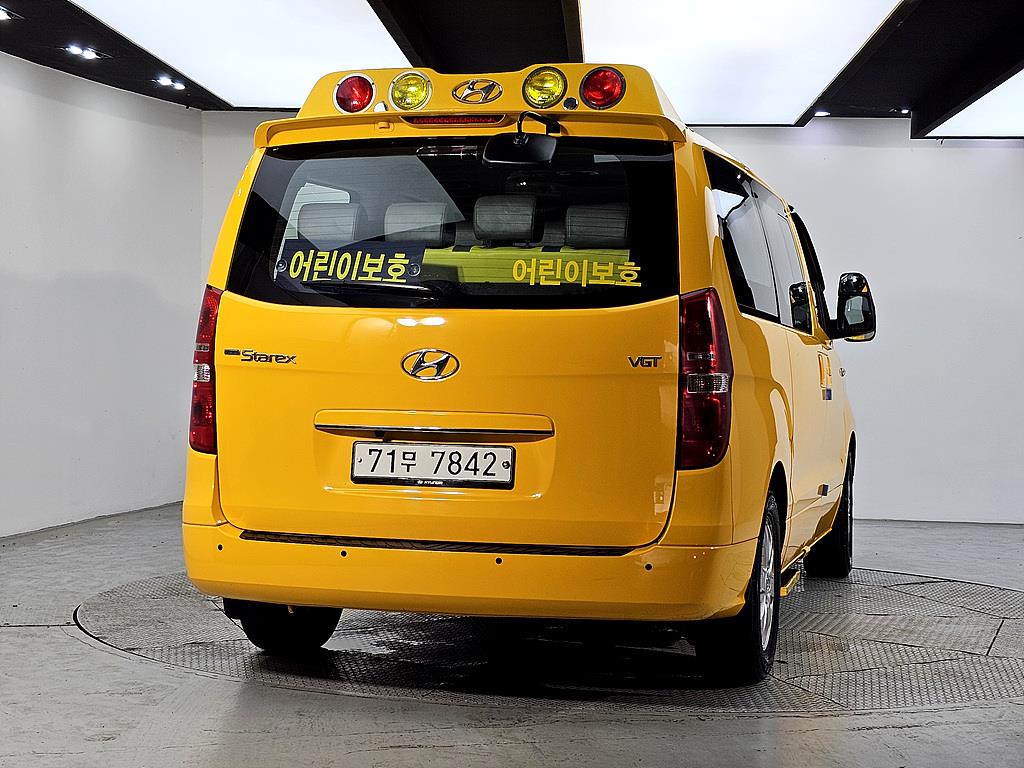 HYUNDAI Starex - Vista 3