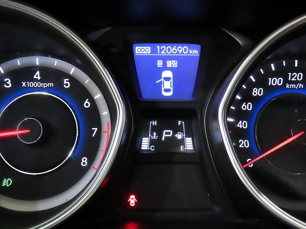 HYUNDAI Avante - Vista 9