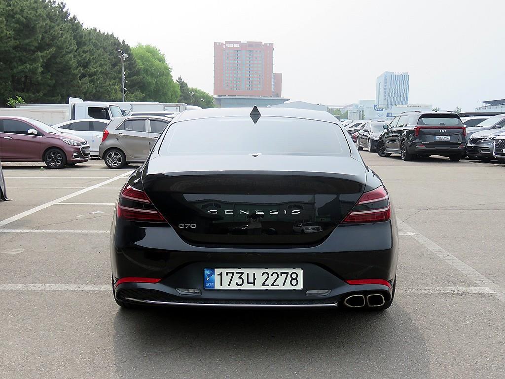 Genesis G70 - Vista 3