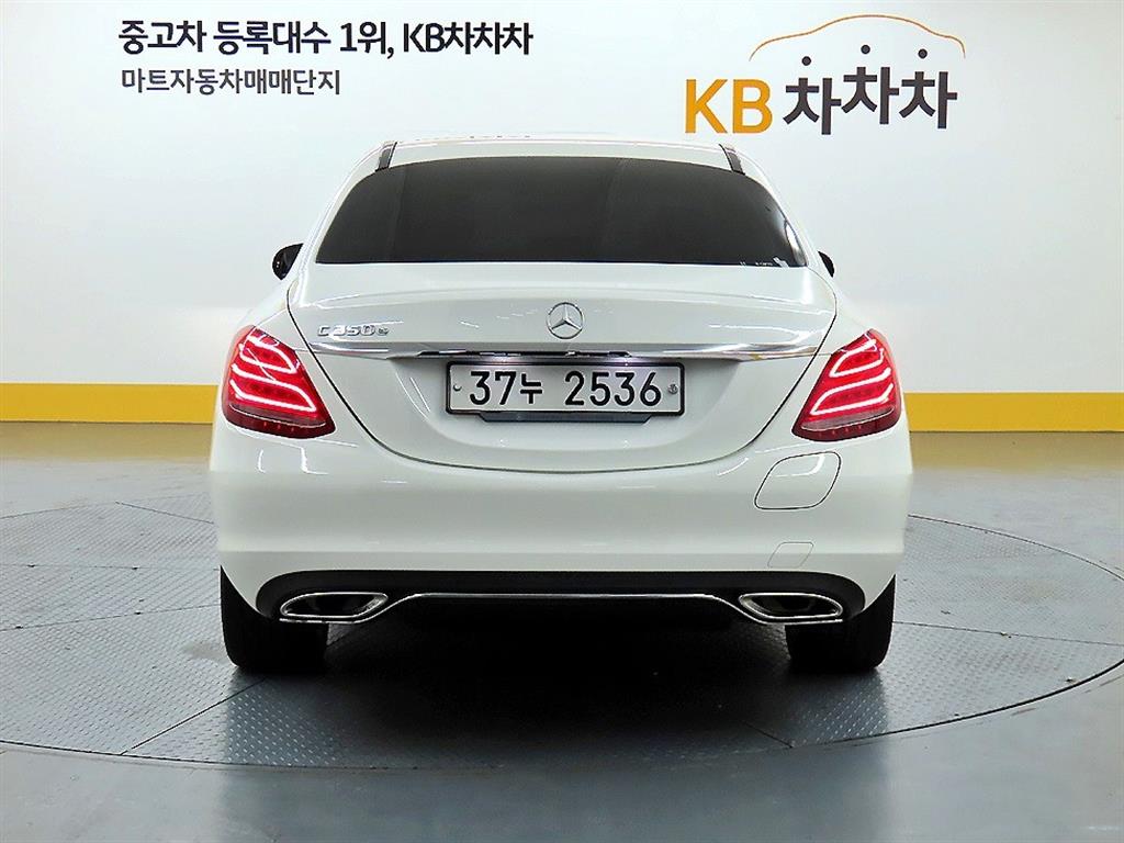 Mercedes Benz C Class - Vista 3
