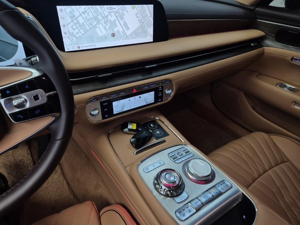 Genesis G90 - Vista 10