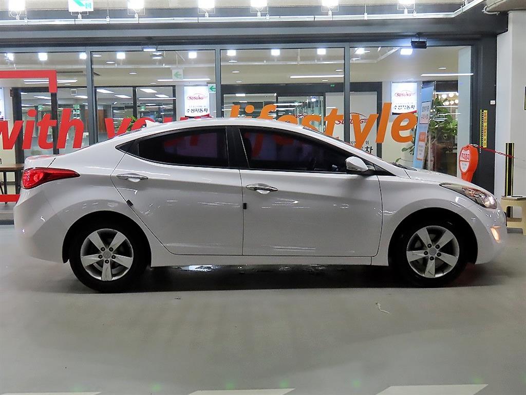 HYUNDAI Avante - Vista 3