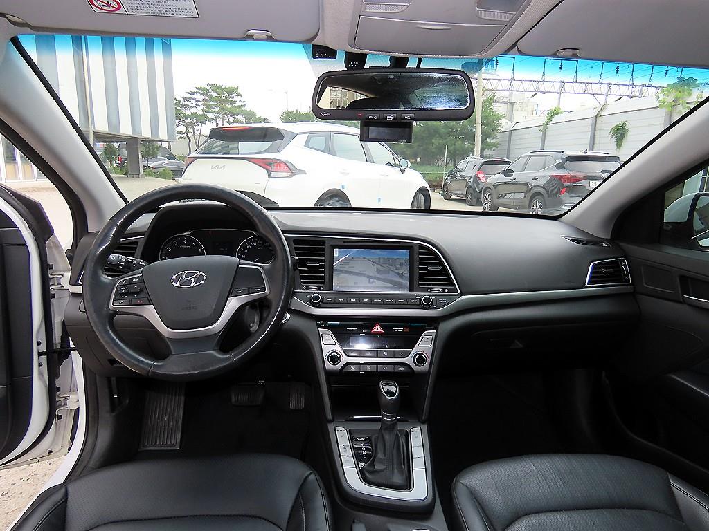 HYUNDAI Avante - Vista 7