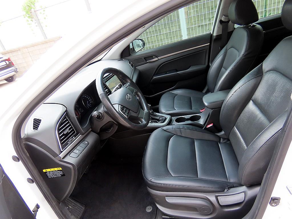HYUNDAI Avante - Vista 5