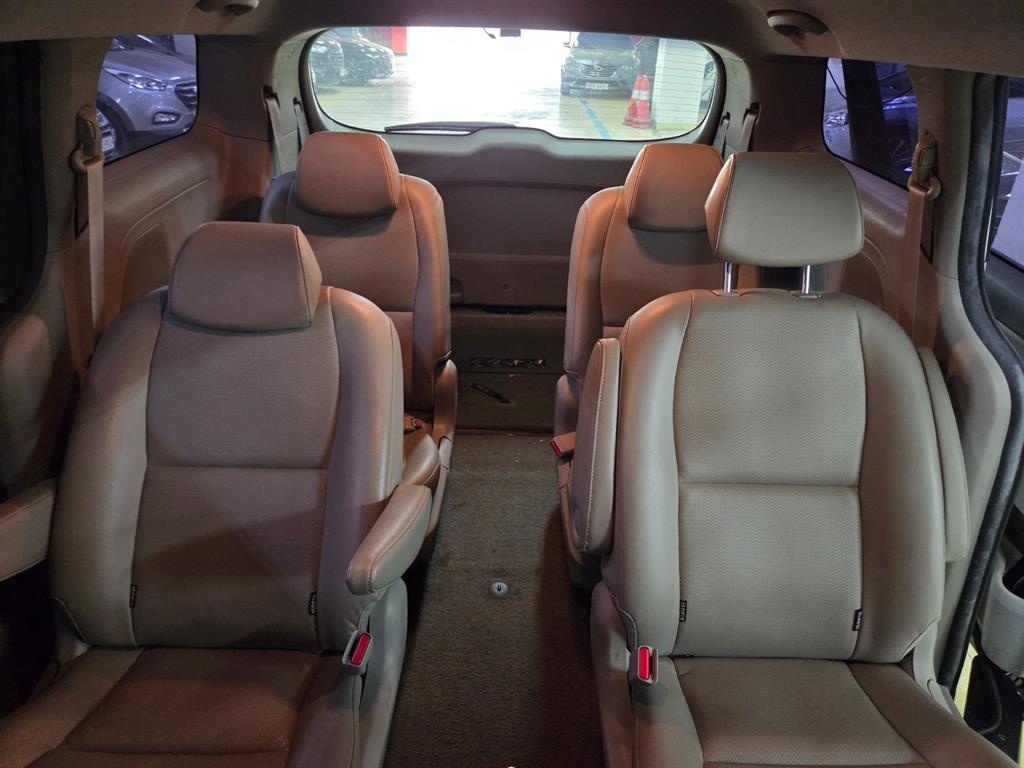 KIA Carnival - Vista 8