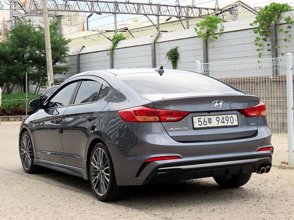 HYUNDAI Avante - Vista 3
