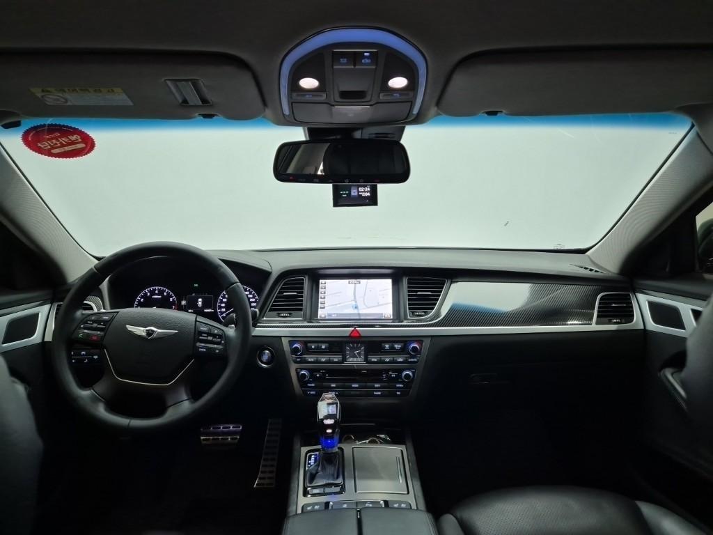 HYUNDAI Genesis - Vista 5