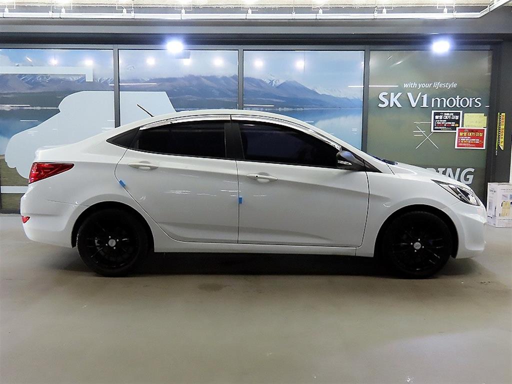 HYUNDAI Accent - Vista 3