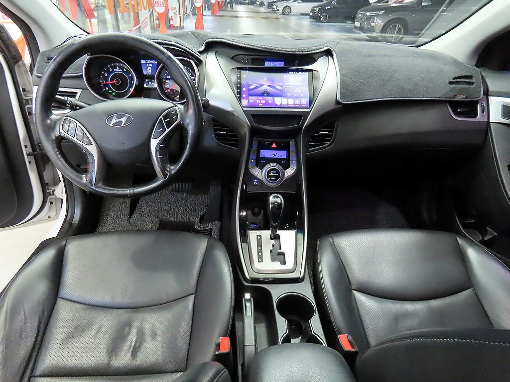 HYUNDAI Avante - Vista 10