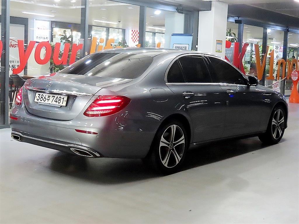 Mercedes Benz E class - Vista 4