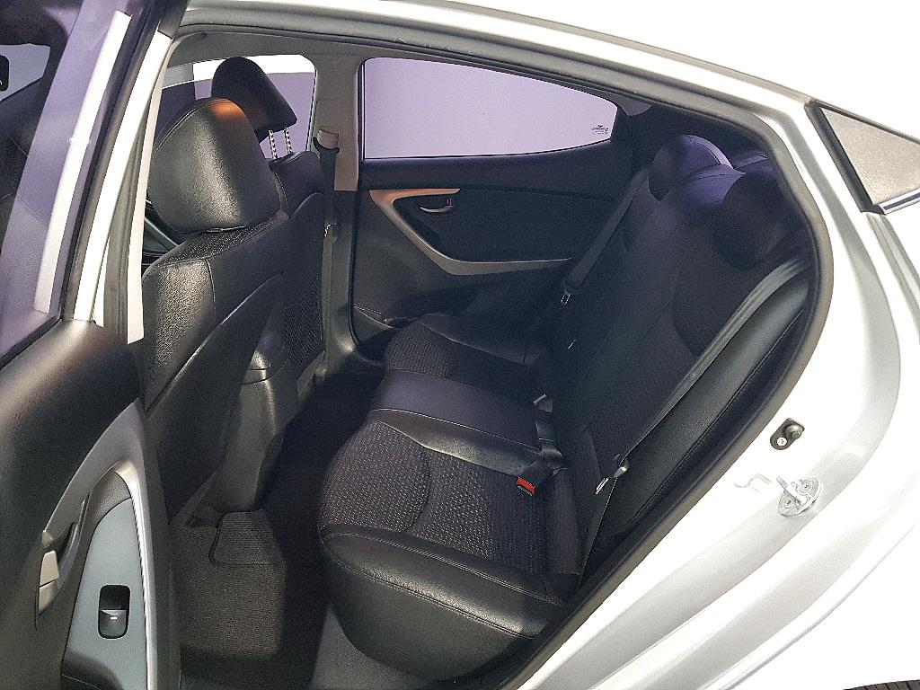 HYUNDAI Avante - Vista 9