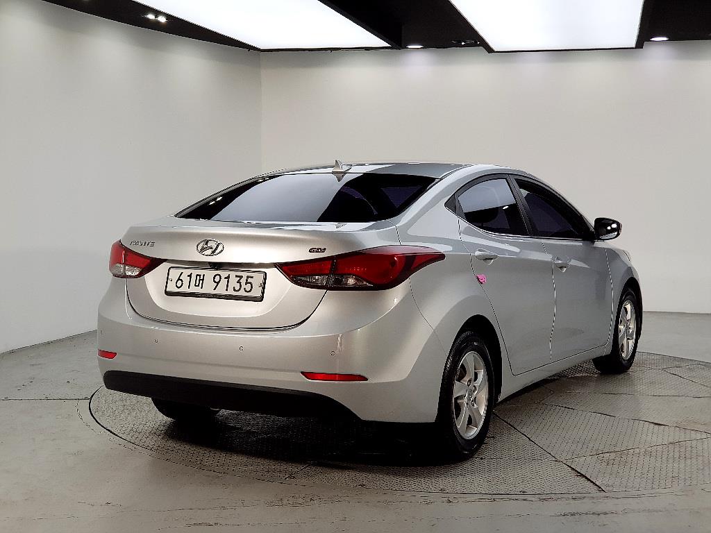 HYUNDAI Avante - Vista 4