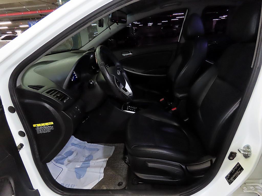 HYUNDAI Accent - Vista 6