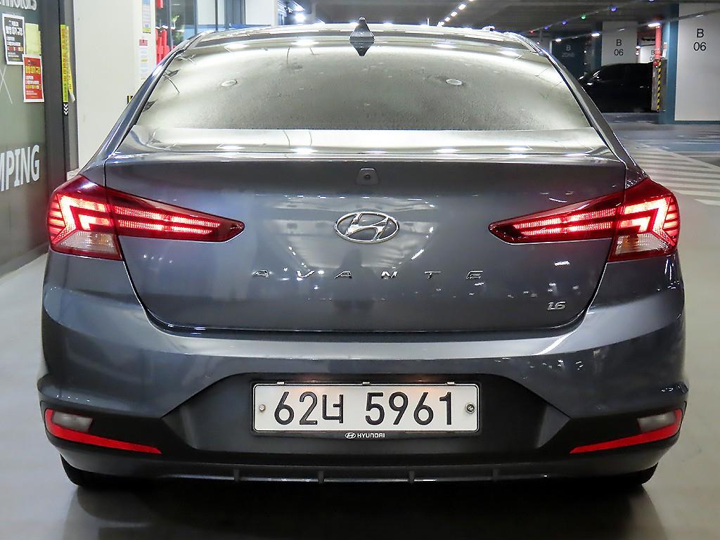 HYUNDAI Avante - Vista 5