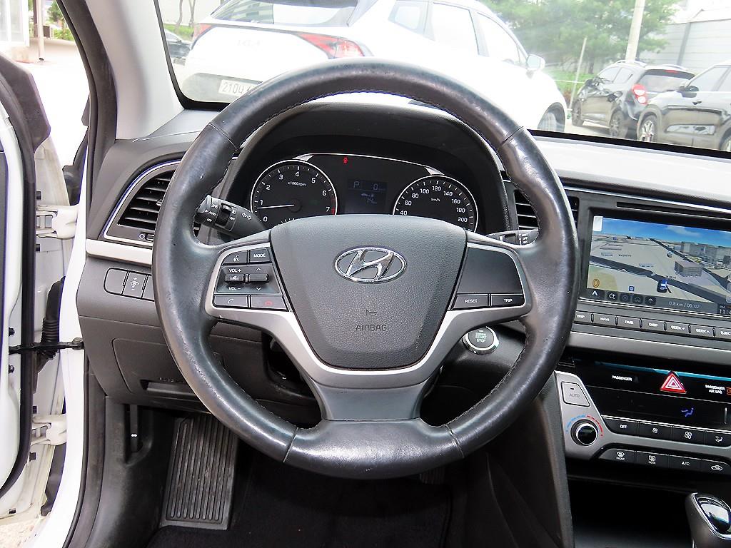 HYUNDAI Avante - Vista 8
