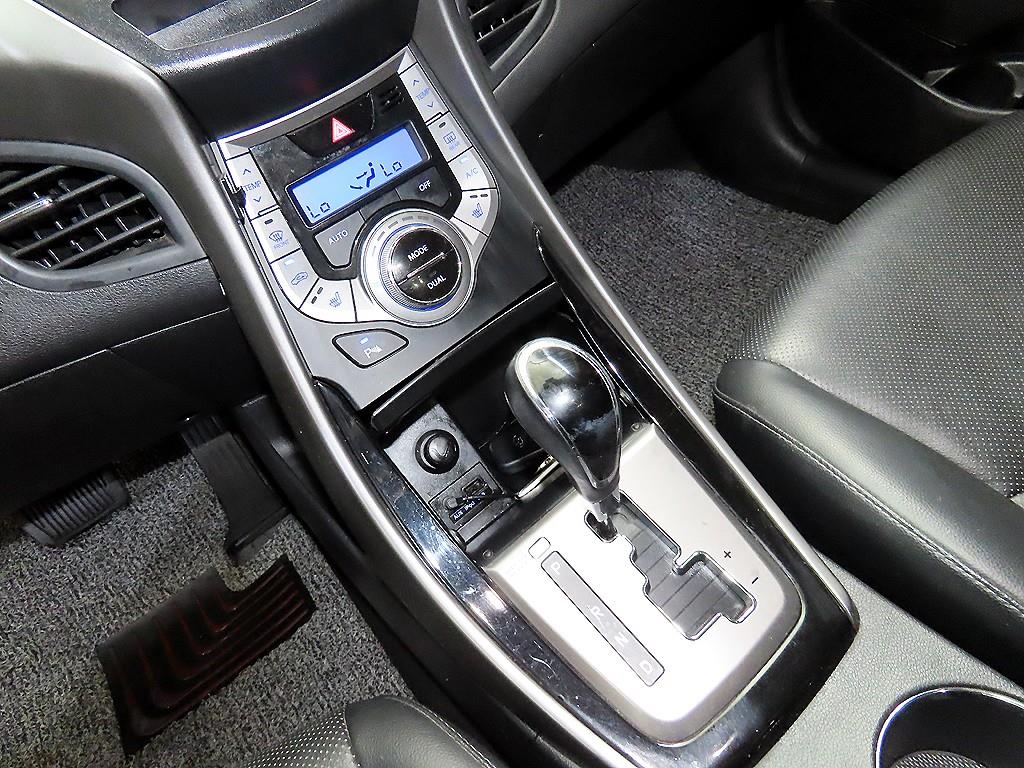 HYUNDAI Avante - Vista 12