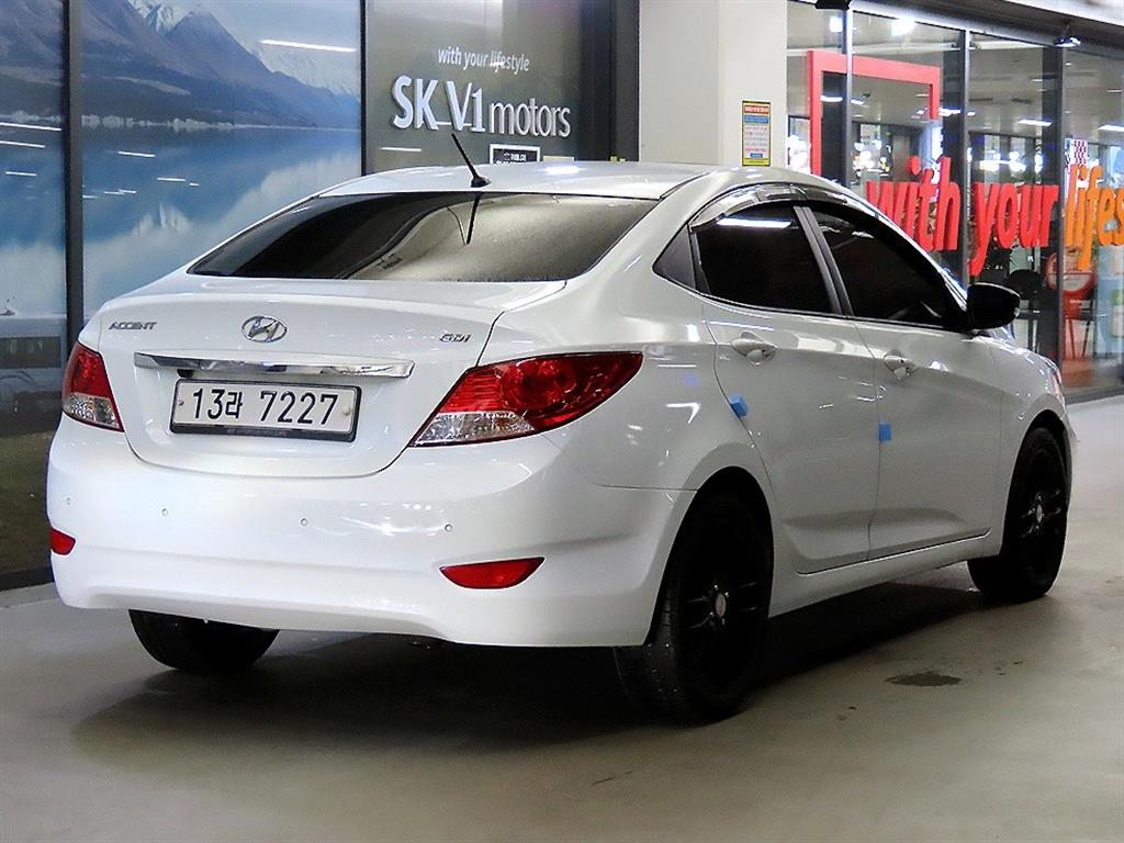 HYUNDAI Accent - Vista 4