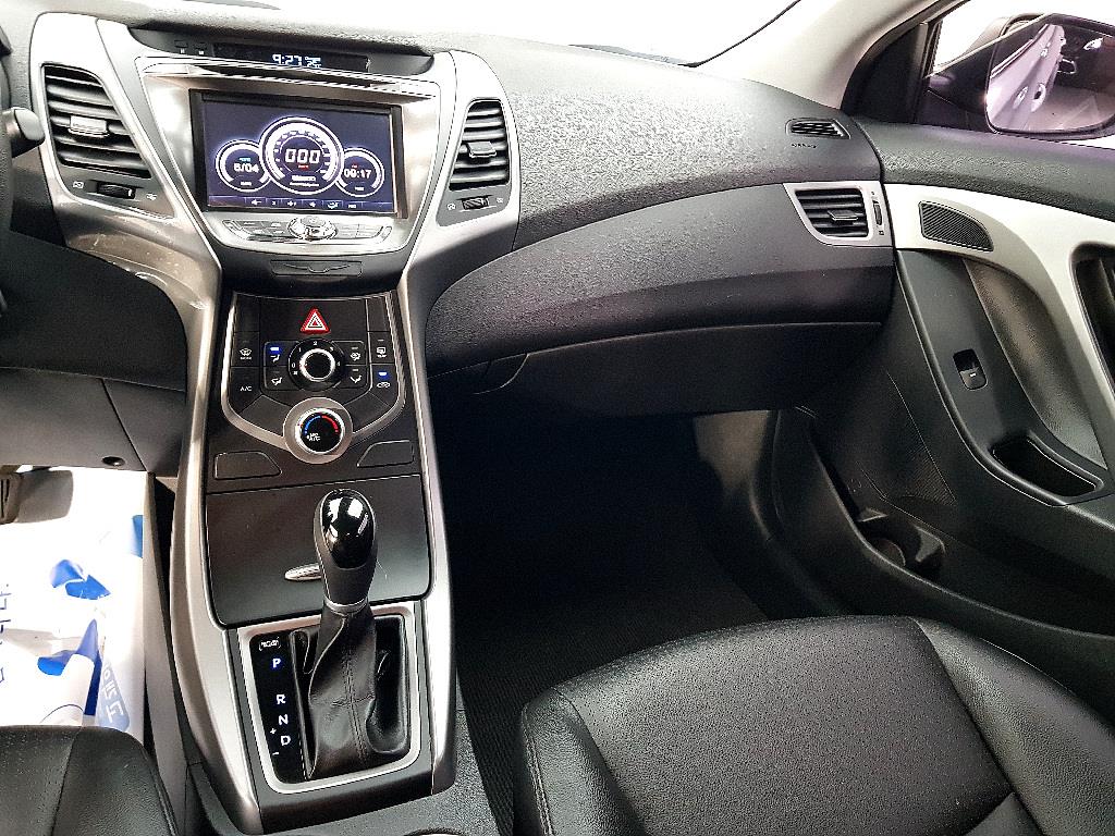HYUNDAI Avante - Vista 10
