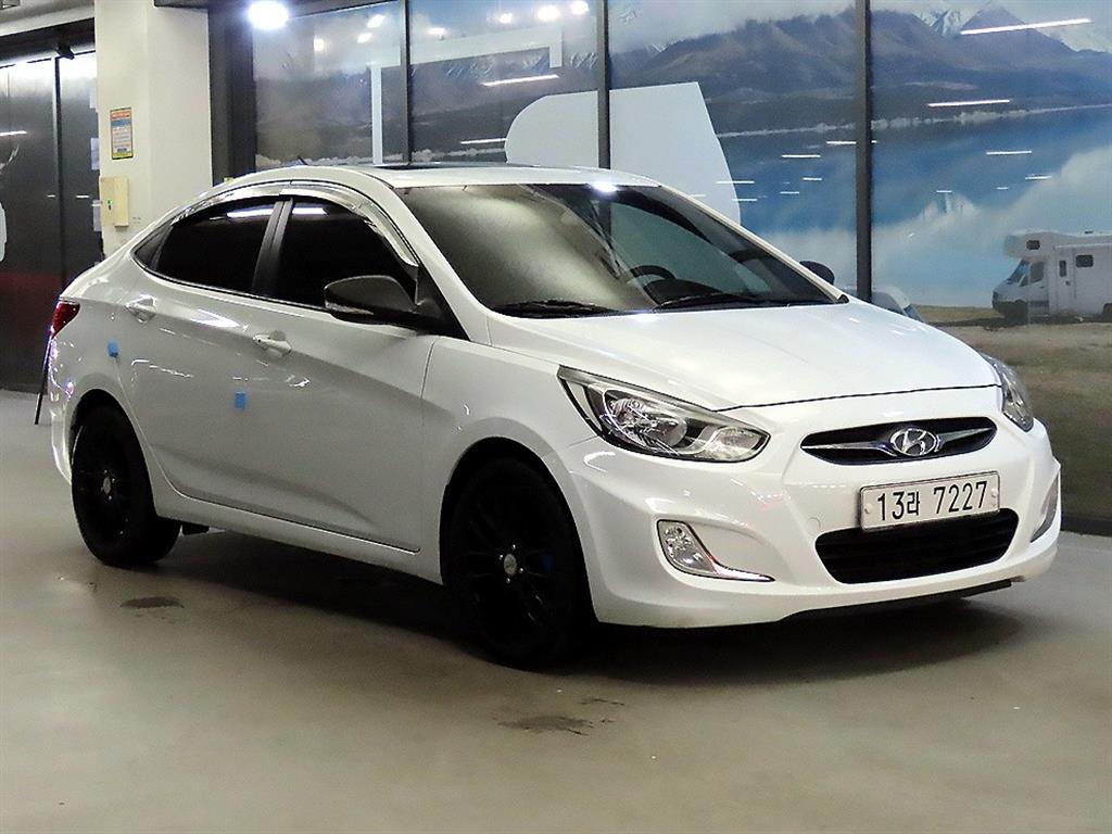 HYUNDAI Accent 2012 Blanco - Importación desde Corea - HF Imports Iquique - Foto 1