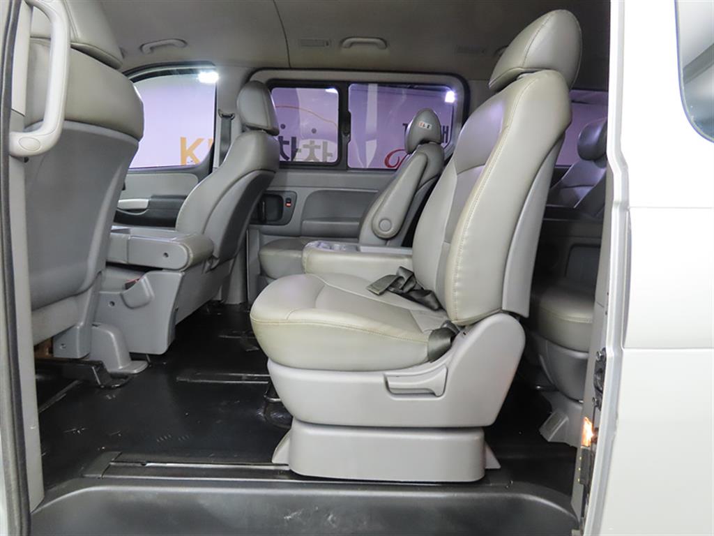 HYUNDAI Starex - Vista 6