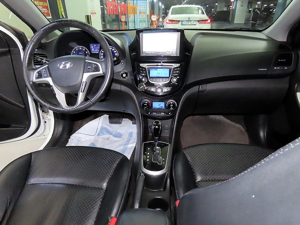 HYUNDAI Accent - Vista 10