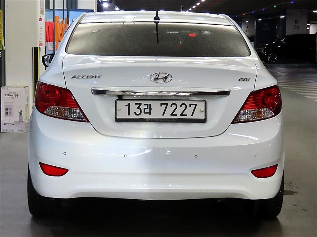 HYUNDAI Accent - Vista 5