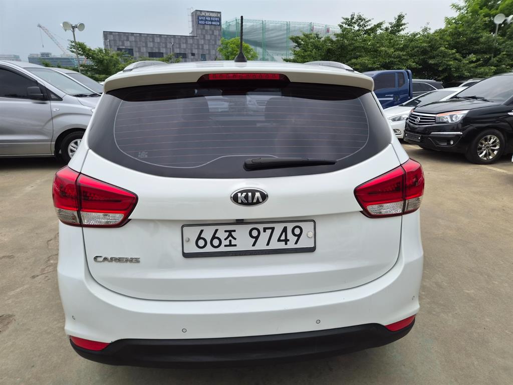 KIA Carens - Vista 3