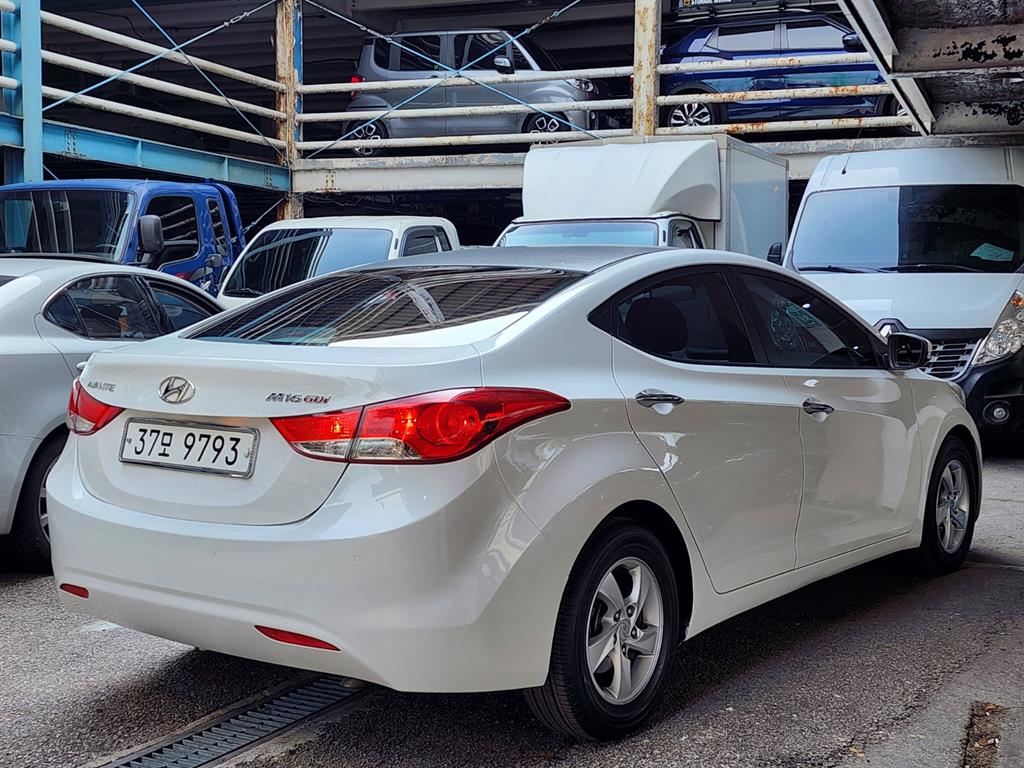 HYUNDAI Avante - Vista 4