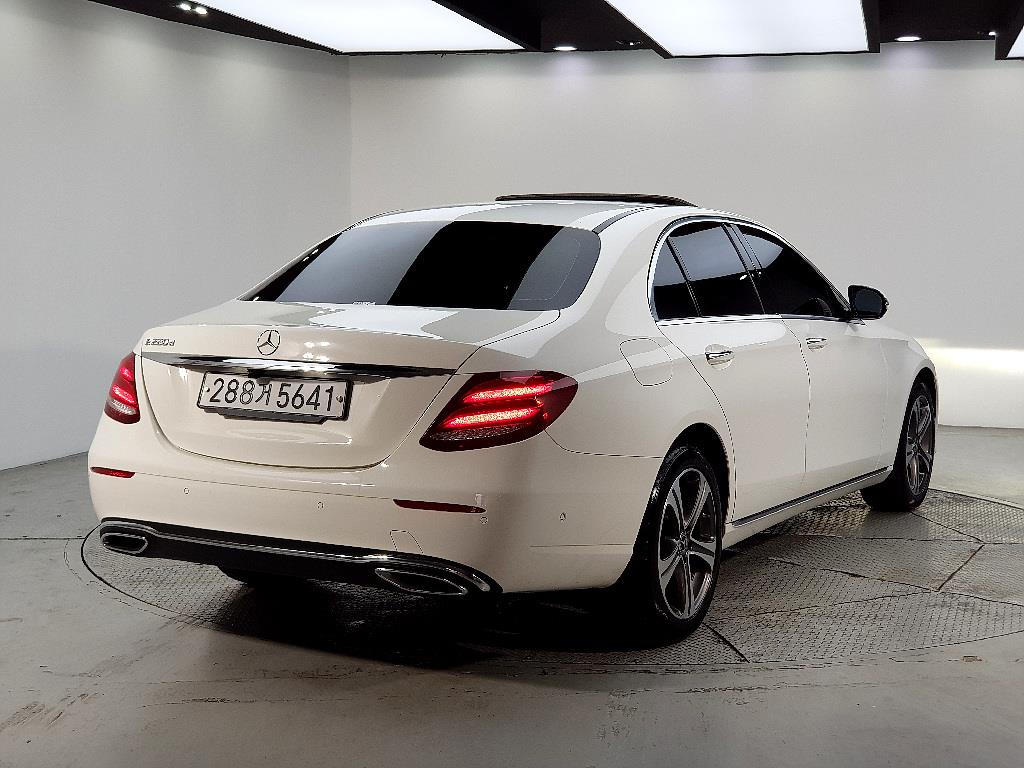 Mercedes Benz E class - Vista 4