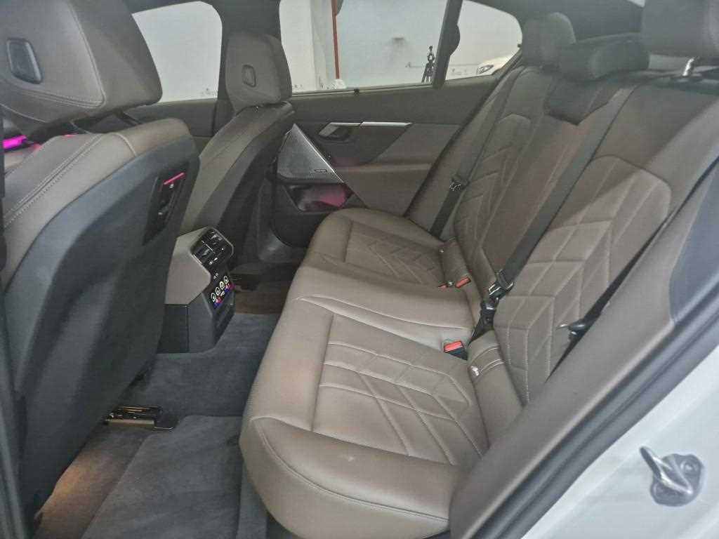 BMW i5 - Vista 12