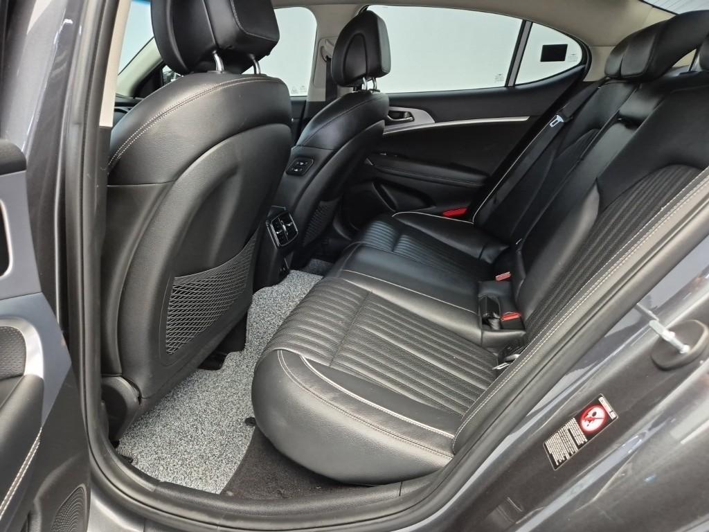 Genesis G70 - Vista 12
