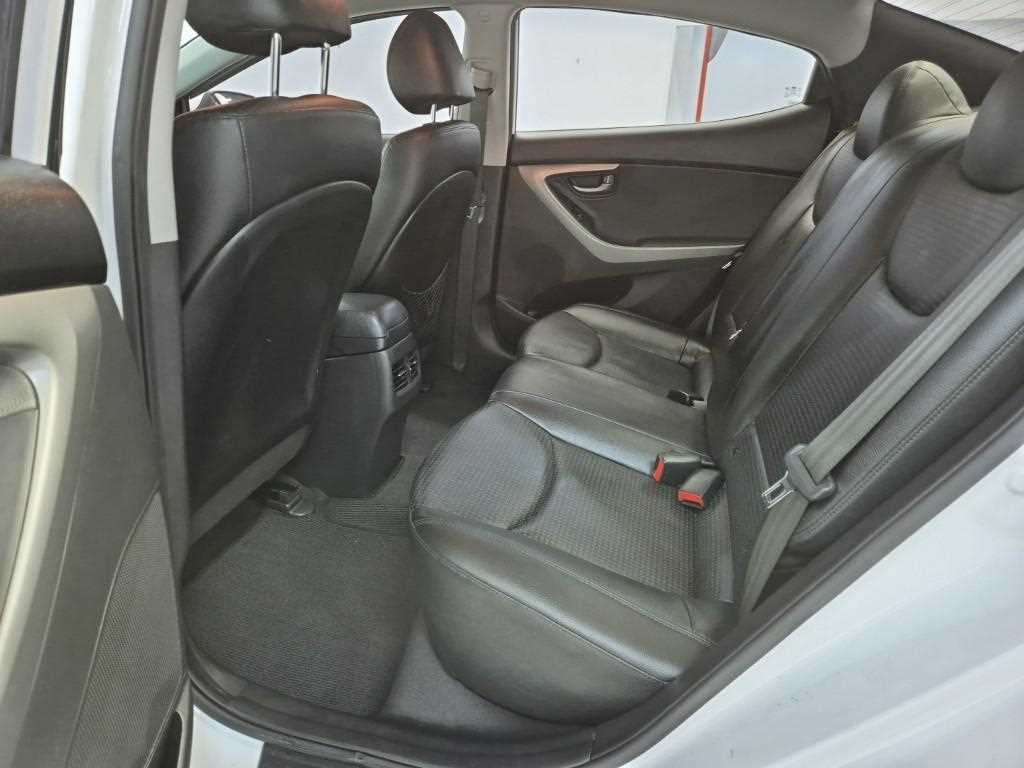 HYUNDAI Avante - Vista 12