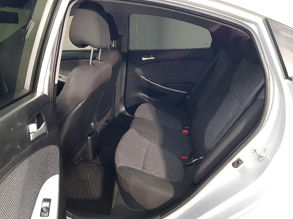 HYUNDAI Accent - Vista 9