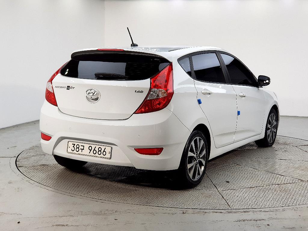 HYUNDAI Accent - Vista 4