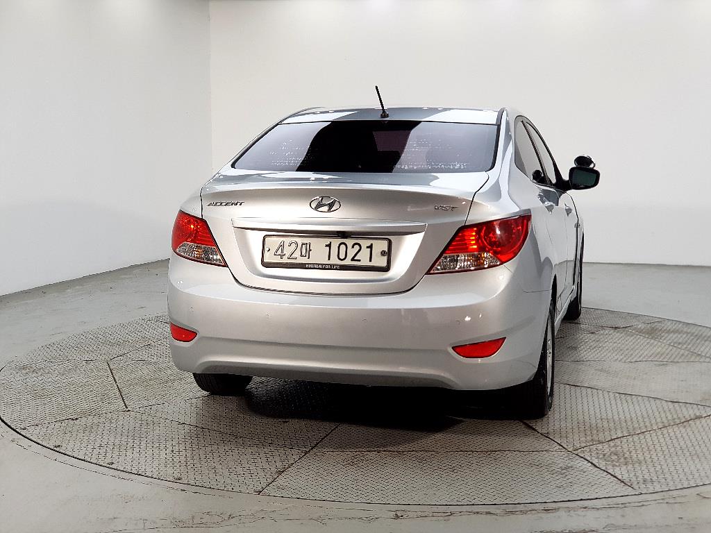 HYUNDAI Accent - Vista 3